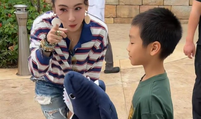 世界杯高清直播-46岁张柏芝现身海南三亚度假，她真人好年轻漂亮