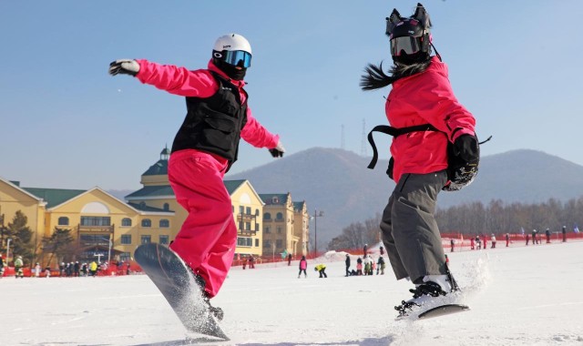 世界杯客户端升级-冬奥热潮涌动新春 冰雪经济焕彩年味