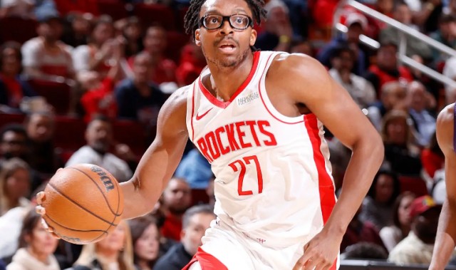 前脚刚命中了一记三分，后脚火箭锋线新星就被立刻换下场了？