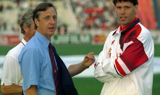 世界杯手机观看-满级号的17岁！范巴斯滕首秀替下克鲁伊夫，这是足坛最牛交接