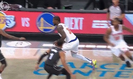 世界杯客户端升级-裁判报告认定兰德尔走步 尼克斯前锋成走步大王